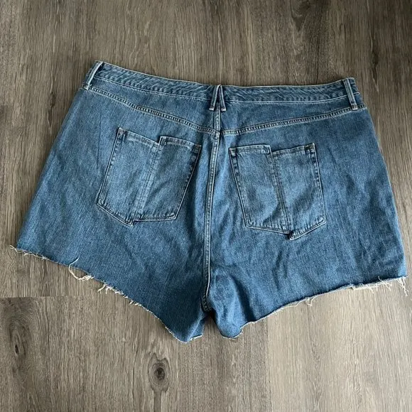 Good American Bombshell Blue461 Medium Wash Button Fly High Rise Jean Shorts 24