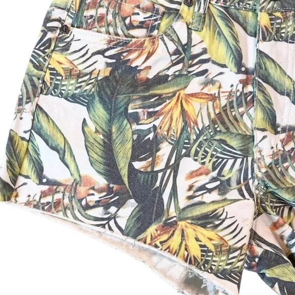 KUT from the KLOTH NWT Jane High Rise Fray Hem Shorts in Tropical Blossom