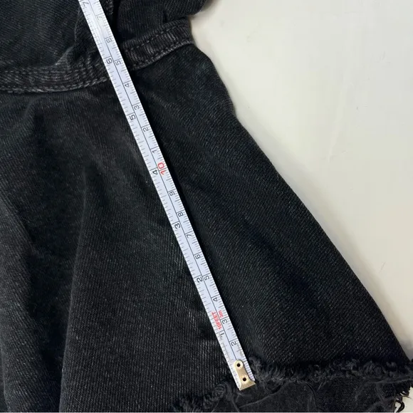 Levi’s 501 Mid Thigh Jean Shorts Women’s 27 Black Wash Distressed Denim