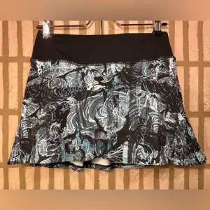 LULULEMON OFF THE PLEATS SKIRT