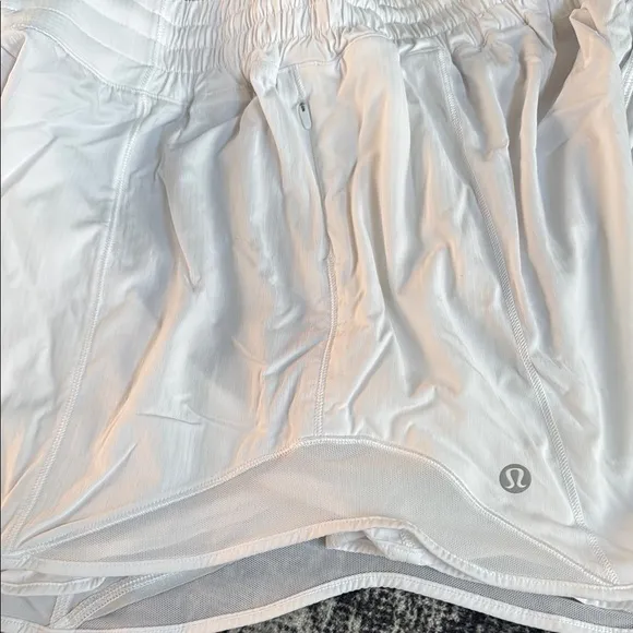 ⚡️NEW⚡️lululemon athletica White 4” Hotty Hot Shorts