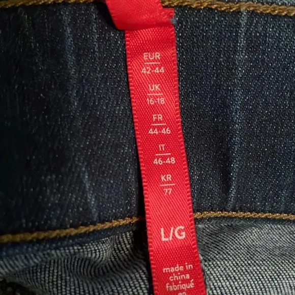 Spanx Size Large distressed blue Jean-ish ankle leggings. Medium wash.‎ EUC