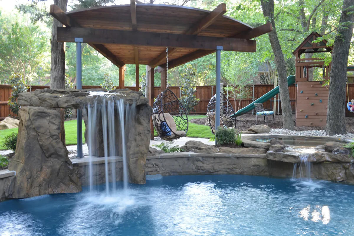 Universal Rocks Infinity Spa - Pool Spillover