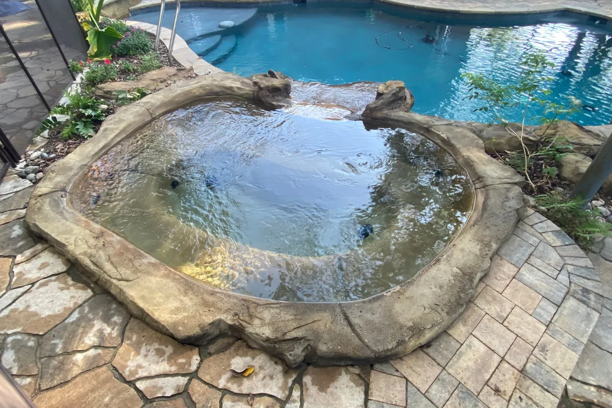 Universal Rocks Infinity Spa - Pool Spillover