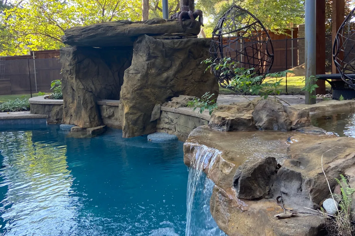 Universal Rocks Infinity Spa - Pool Spillover