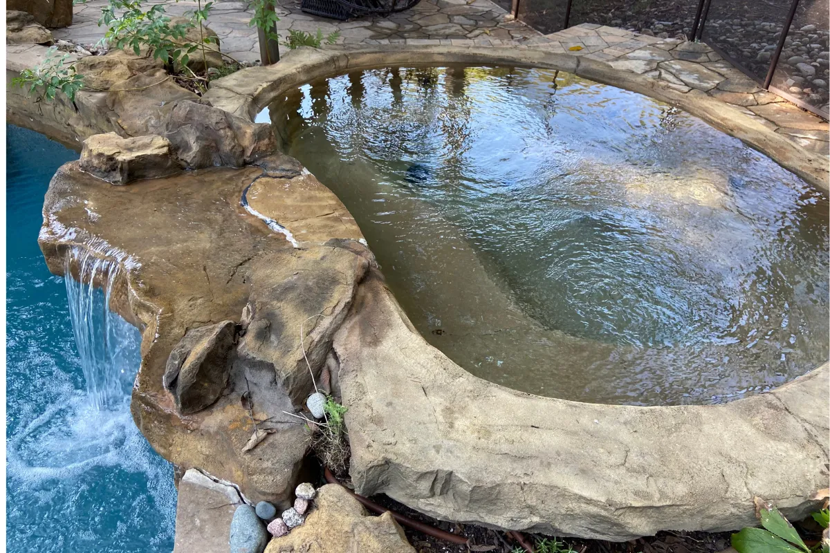 Universal Rocks Infinity Spa - Pool Spillover